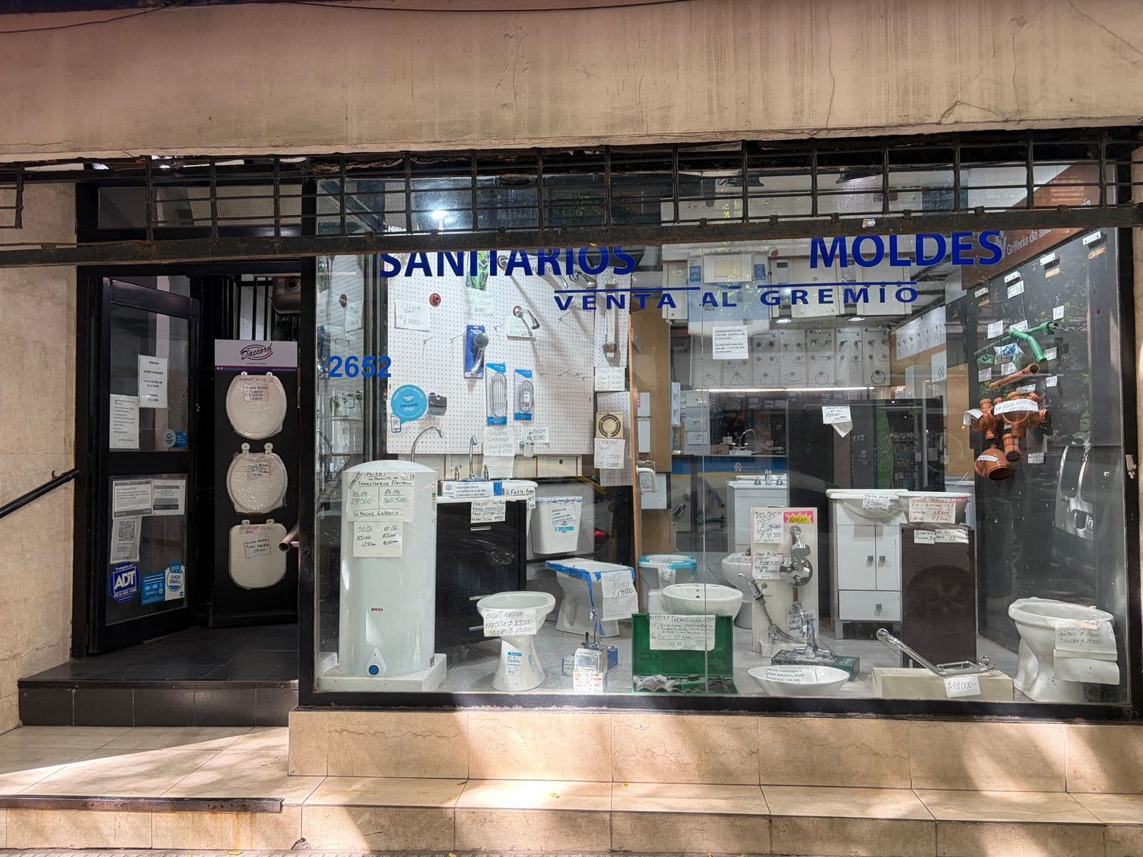 Local de Sanitarios Moldes en Av. Juramento 2652